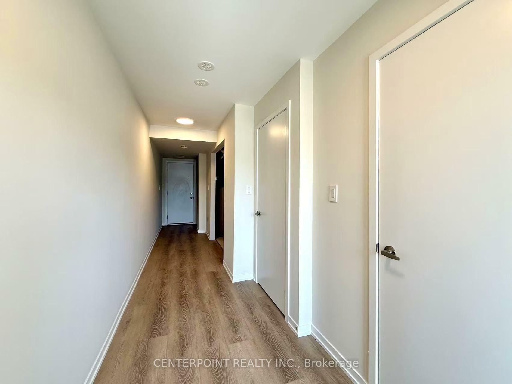 Photo de la propriété: 96 Matawin Lane ON L4B 0H8