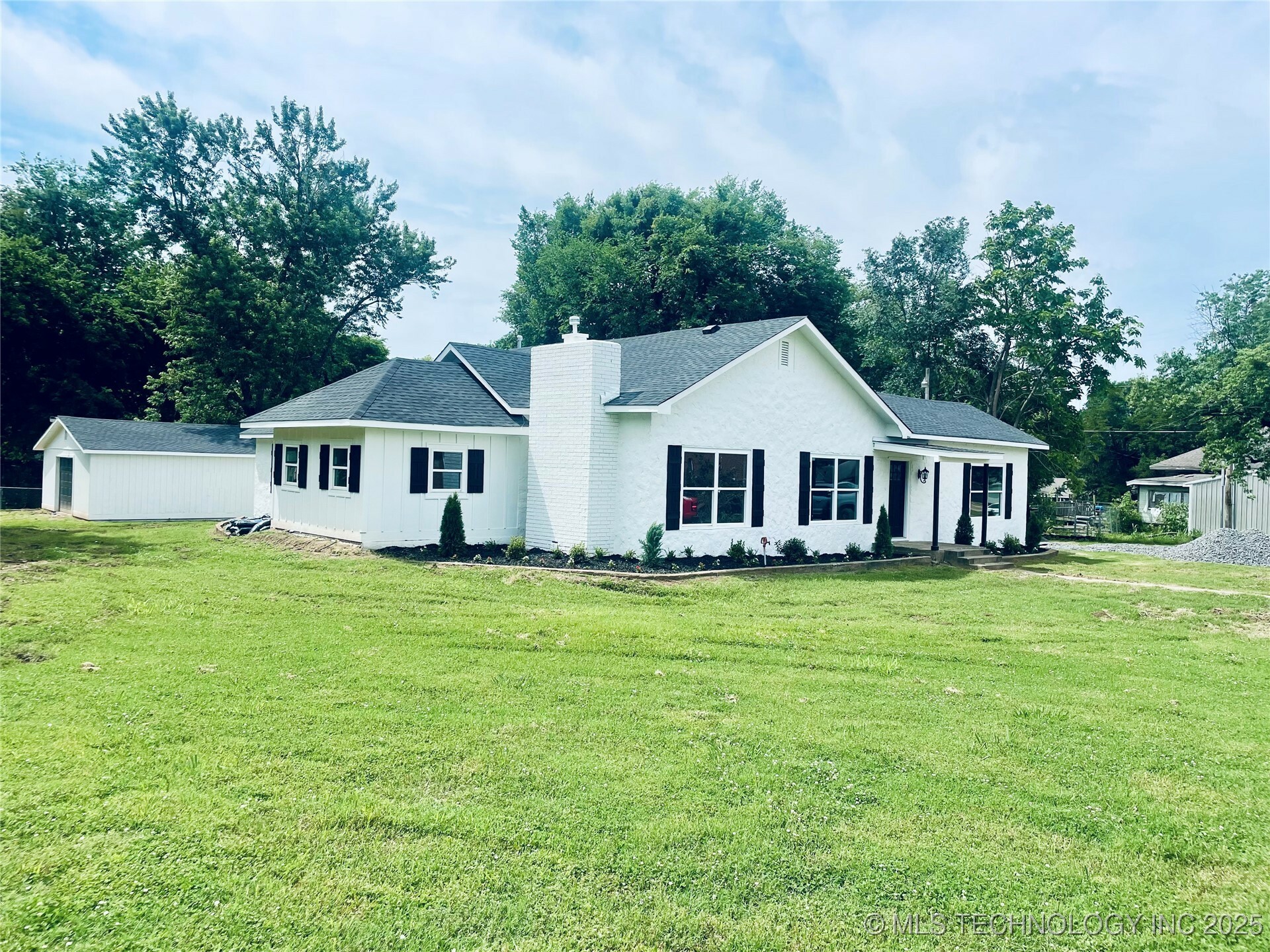 Property Photo: 305 E Hickory Avenue OK 74434