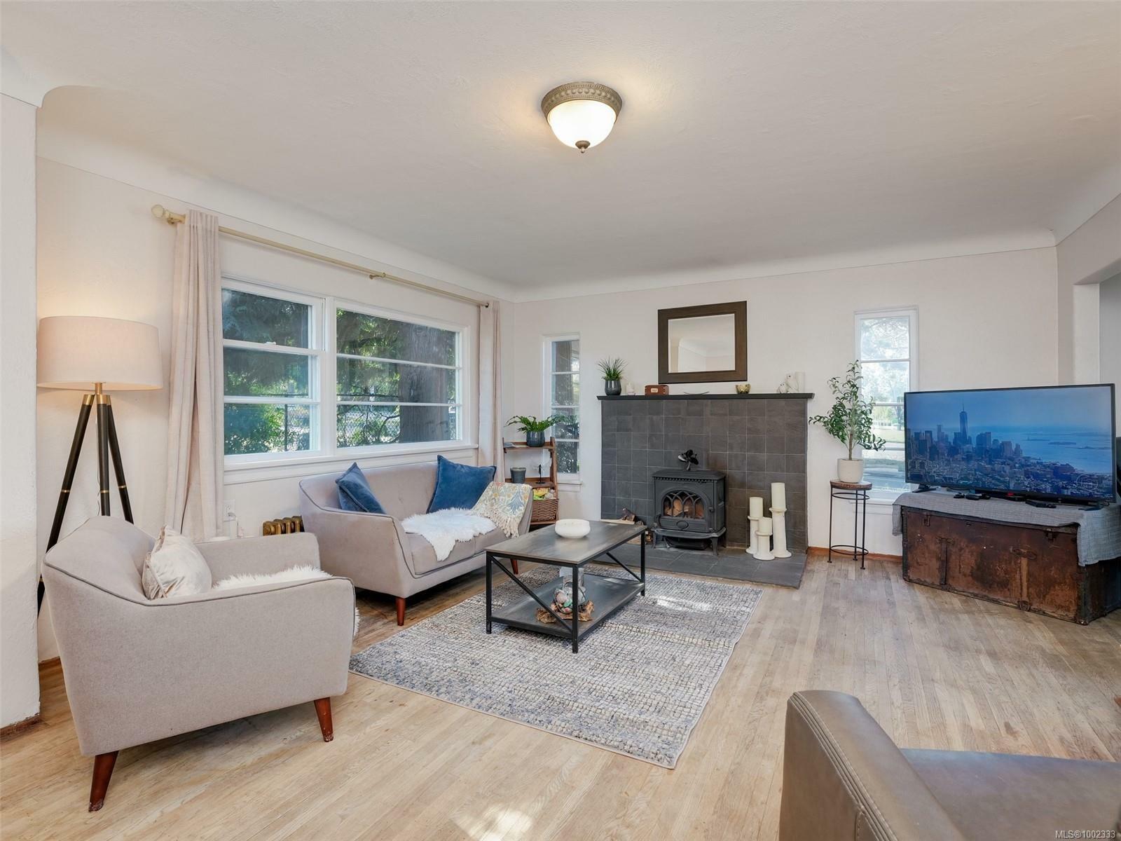 Property Photo: 3102 Yew St BC V8X 1M8
