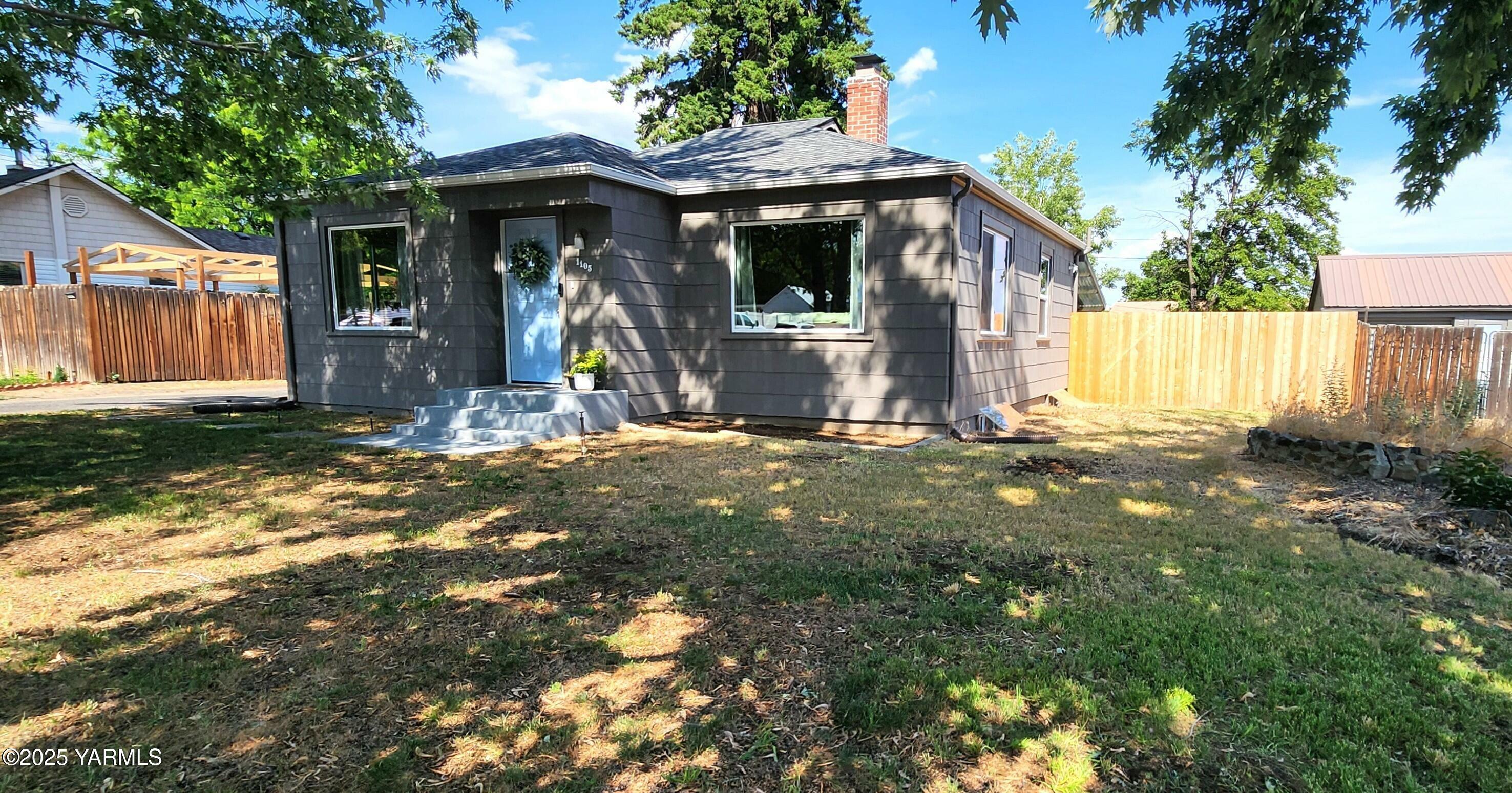 Property Photo: 1105 S 31st Ave WA 98902