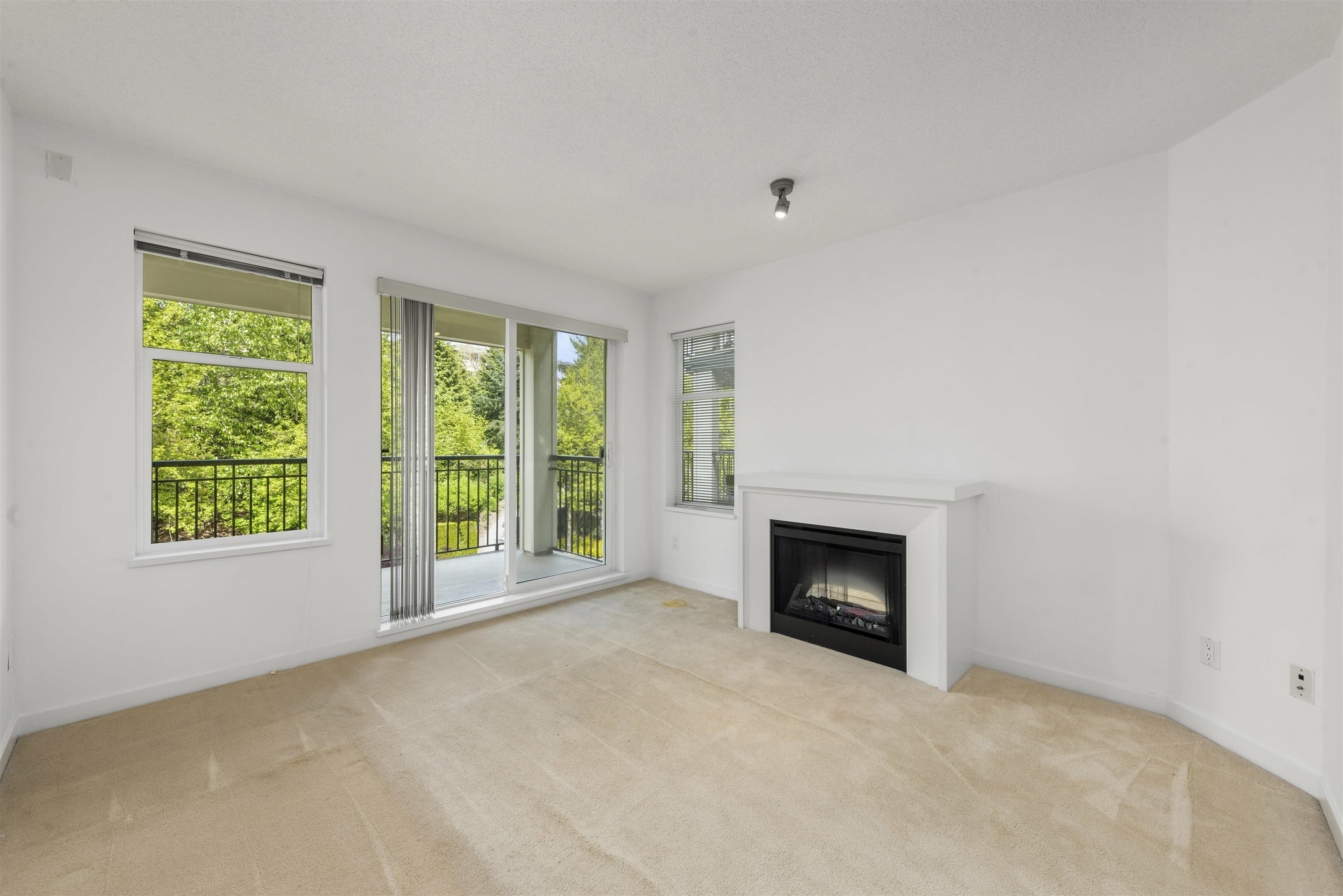 Property Photo: 4768 Brentwood Drive 309 BC V5C 0C7
