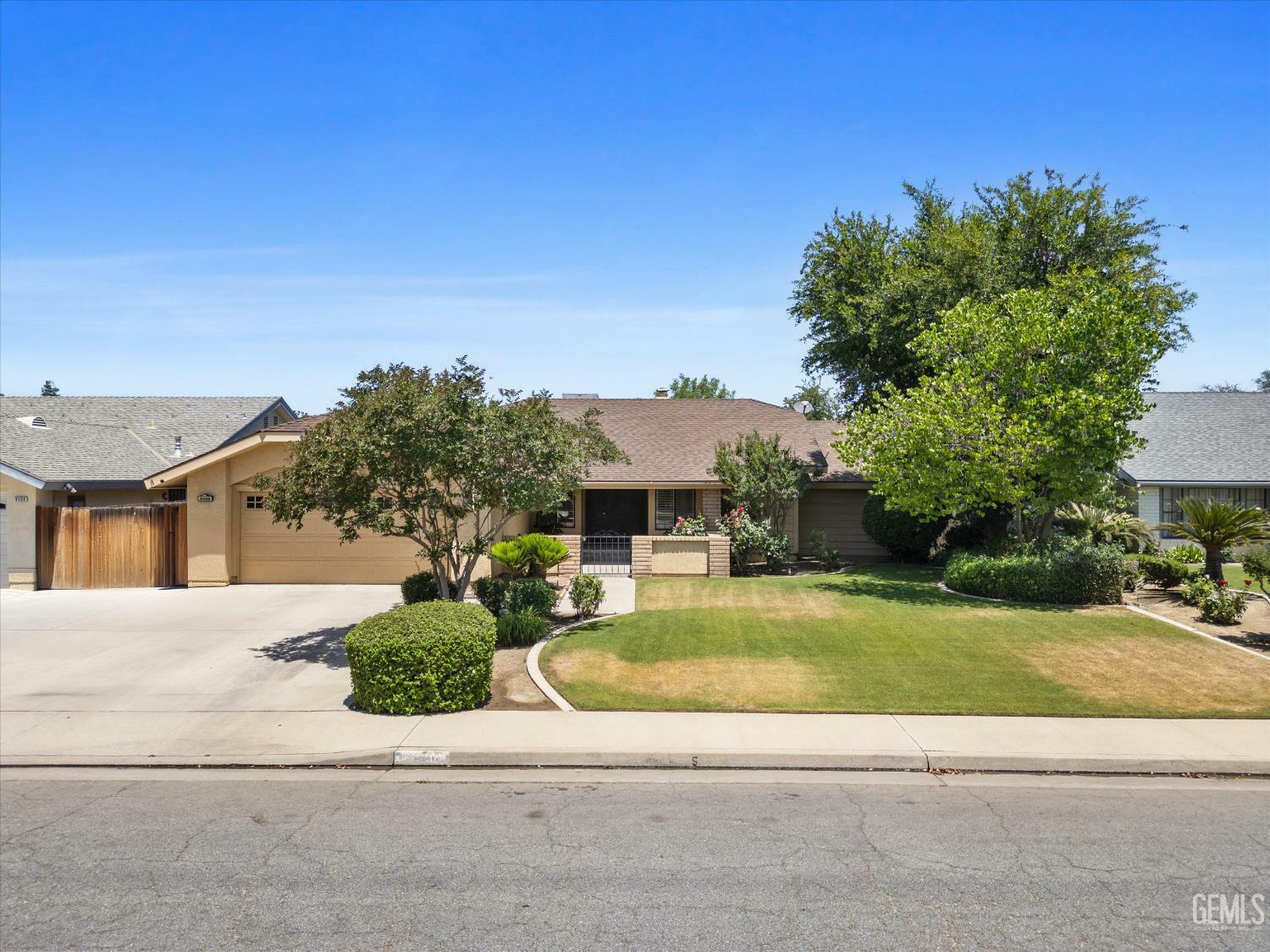 Property Photo: 9408 Wandering Oak Drive CA 93311