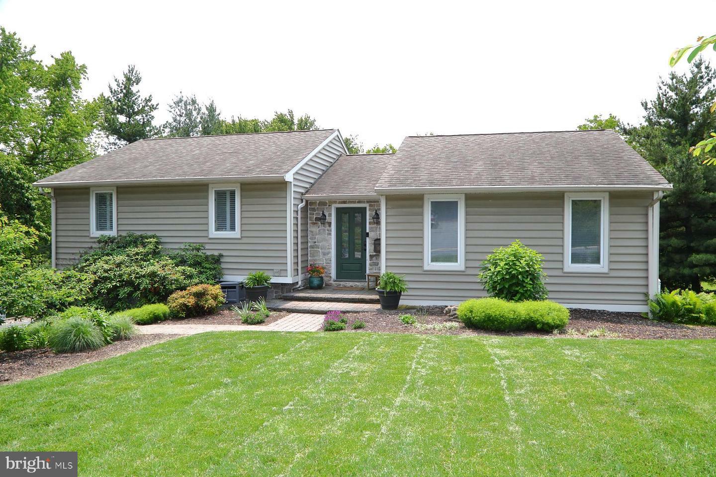 870 Terrace Avenue  Mount Joy PA 17552 photo