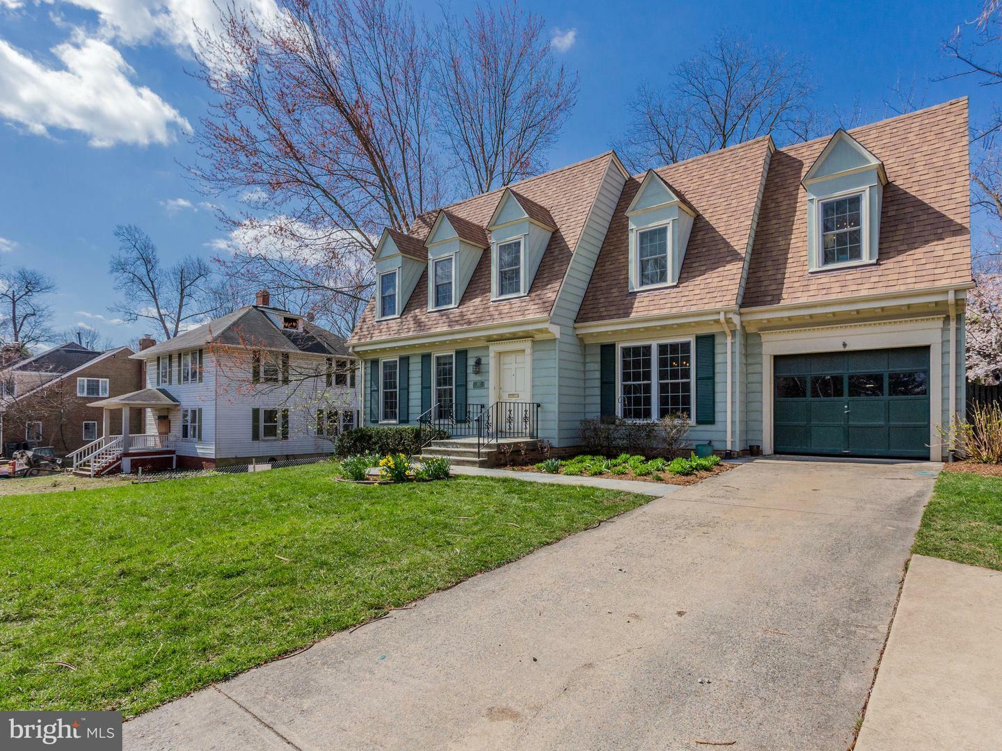 Property Photo: 112 E Jefferson Street E VA 22046