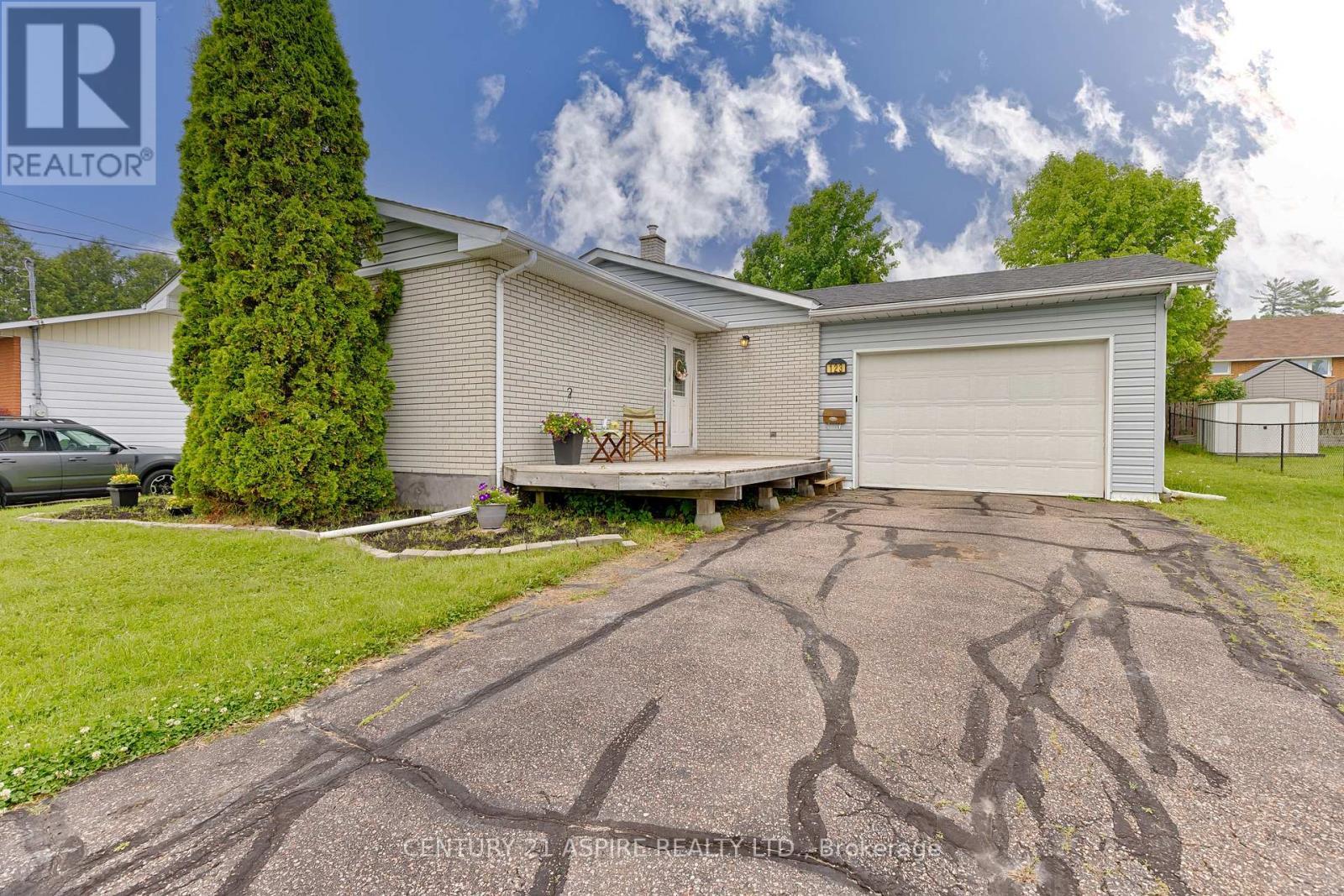 123 Ellis Avenue  Pembroke ON K8A 2H7 photo