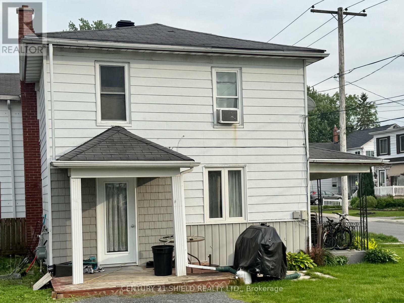 Property Photo: 647 Gloucester Street North ON K6H 3X7