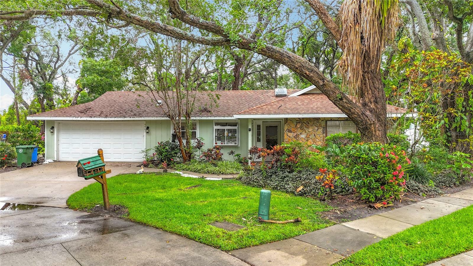 Property Photo:  6901 Arbor Oaks Court  FL 34209 