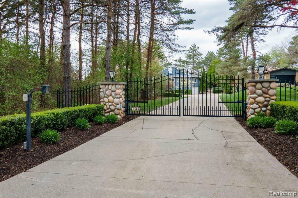Property Photo:  900 Indianwood Road  MI 48362 1323 