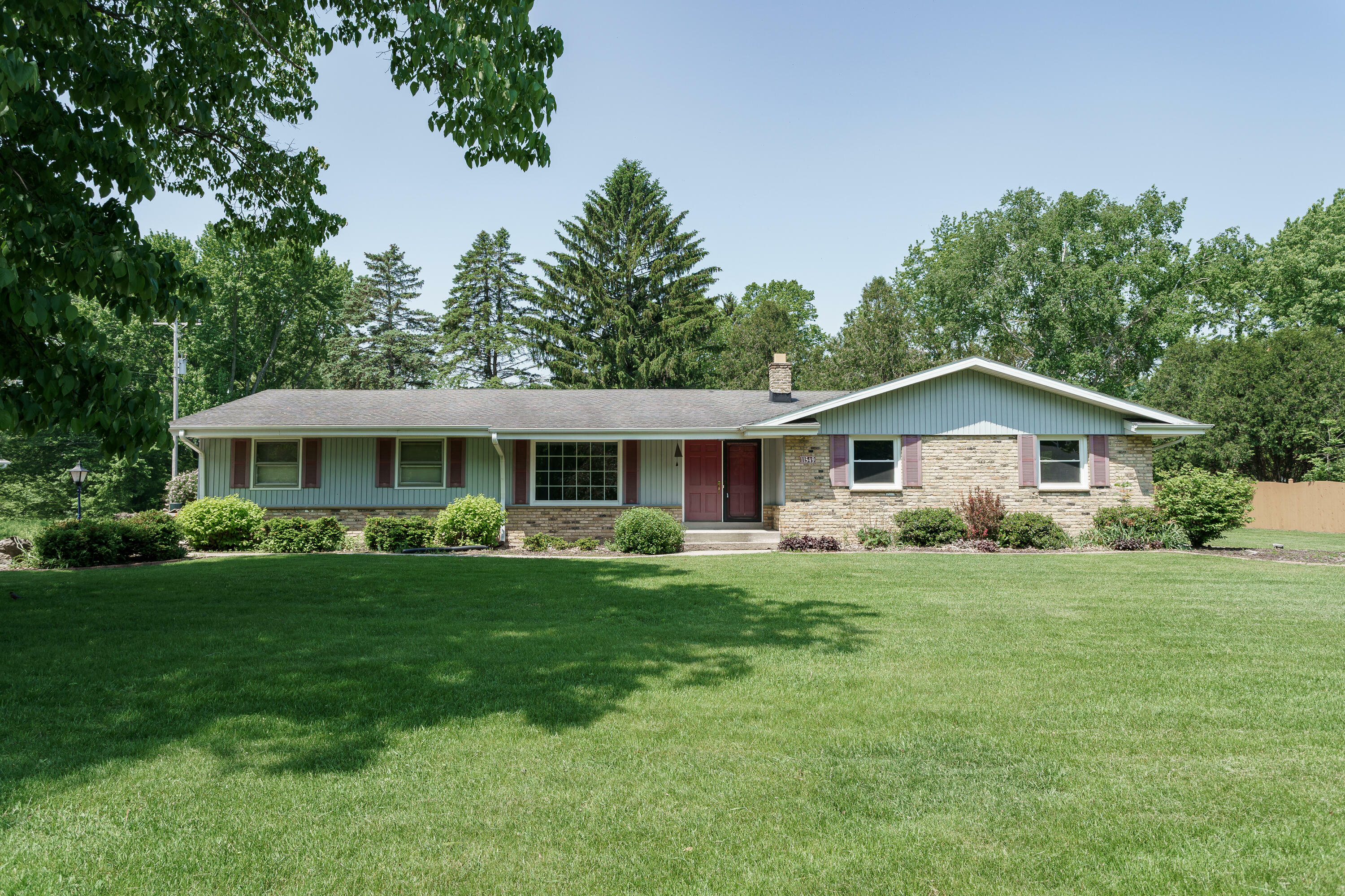 Property Photo: 11549 N Meadowbrook Dr WI 53097