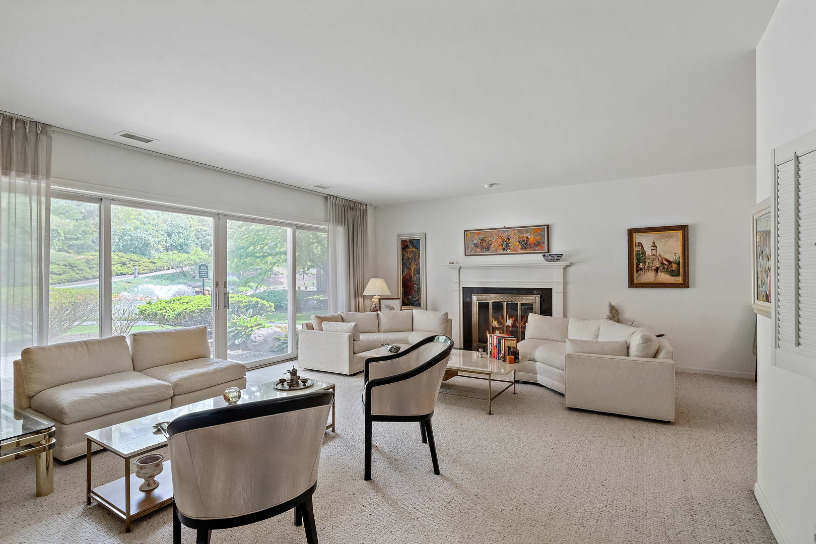 Property Photo: 4 Oak Brook Club Drive F102 IL 60523