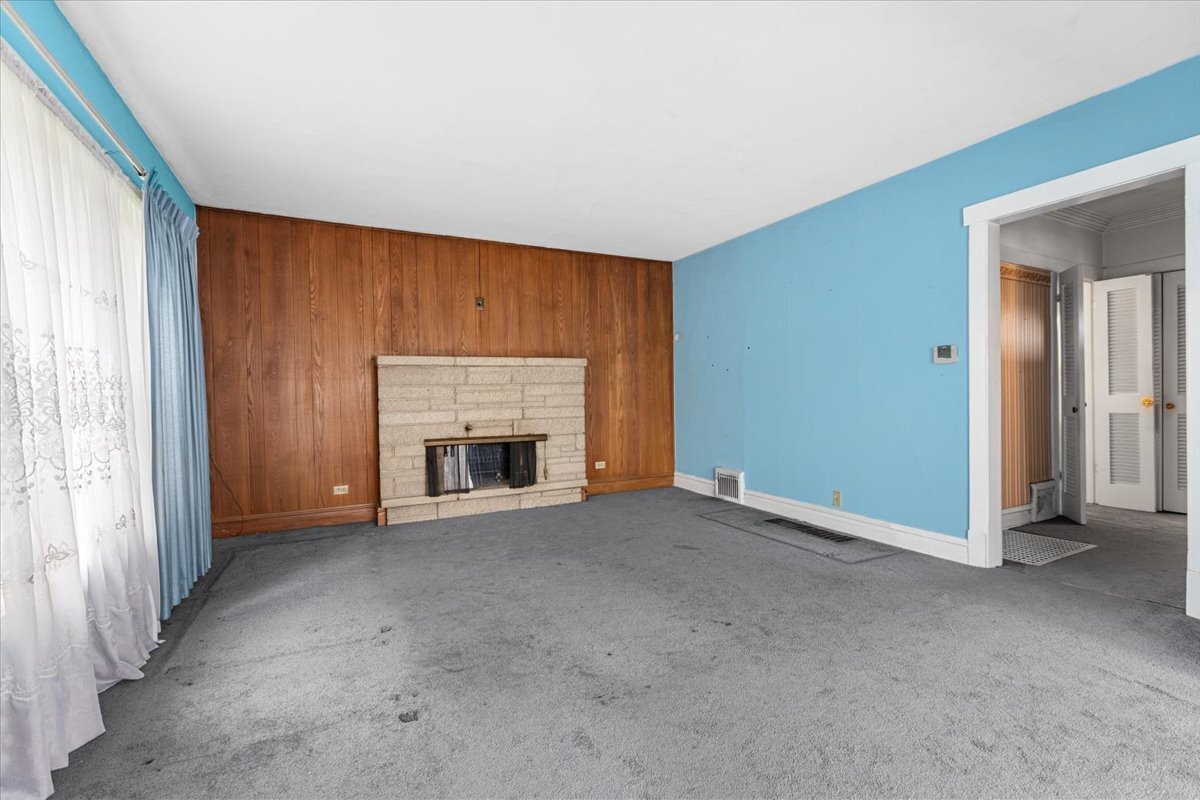 Property Photo: 4835 W Sunnyside Avenue IL 60630