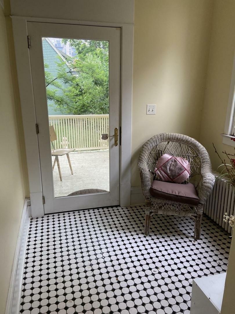 Property Photo: 1232 Hinman Avenue 3 IL 60202