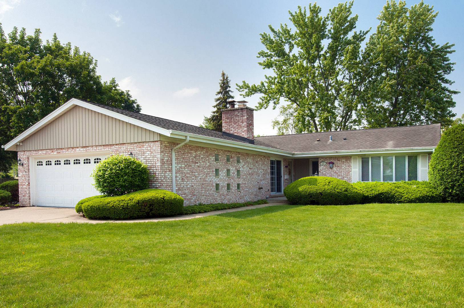 Property Photo: 1203 W Francis Drive IL 60005