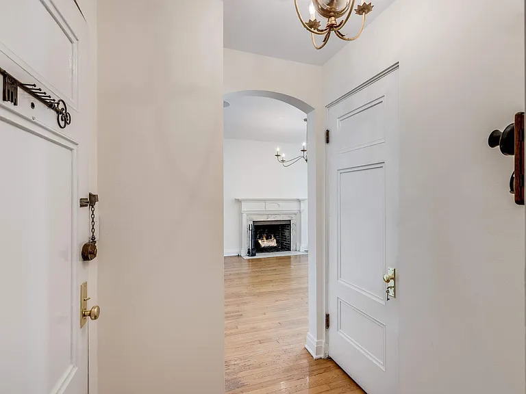 Property Photo: 60 E Scott Street 403 IL 60610