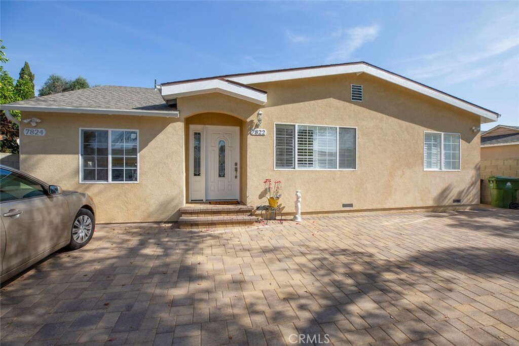 Property Photo: 7822 Hazeltine Ave CA 91402