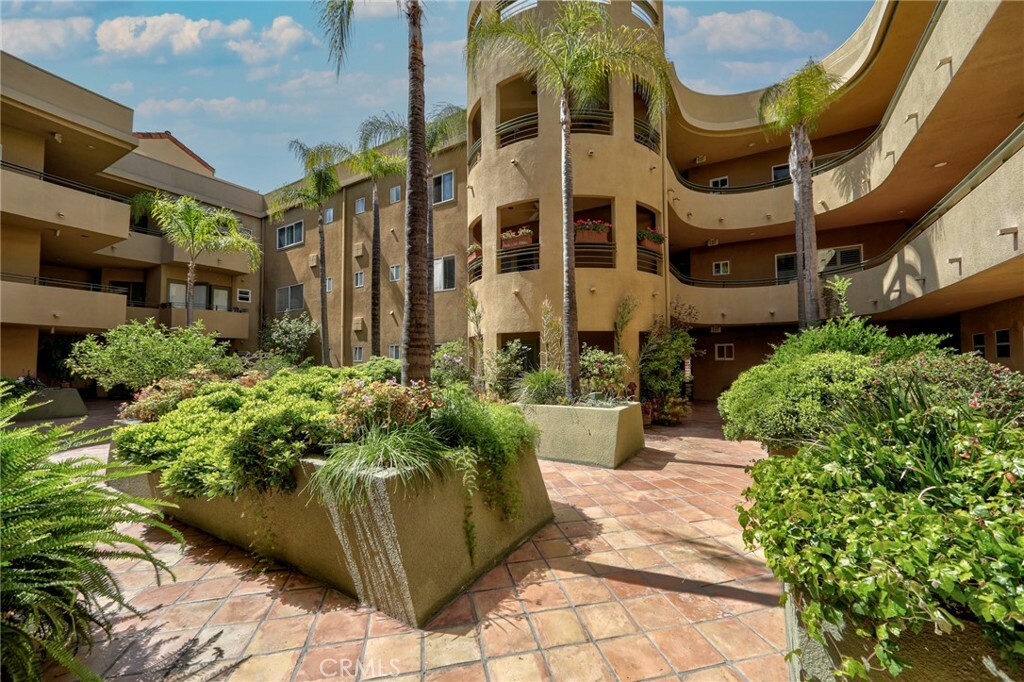 Property Photo: 12841 Bloomfield Street 103 CA 91604