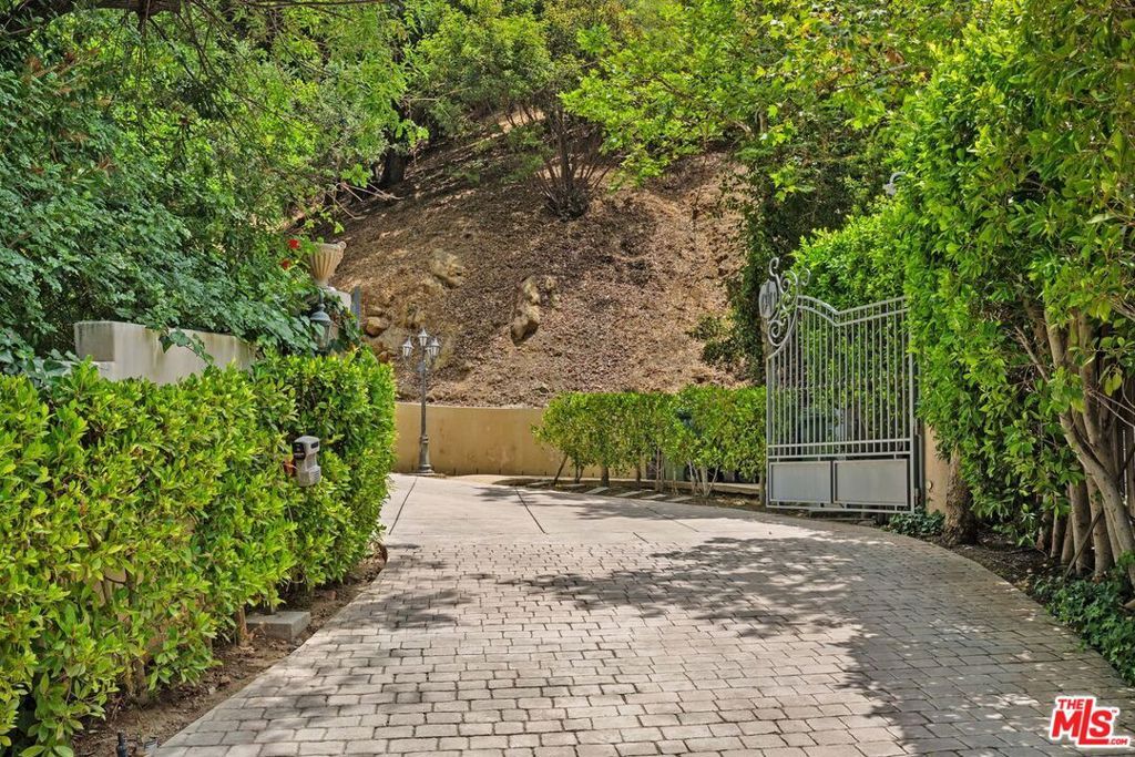 Property Photo: 16980 Escalon Drive CA 91436