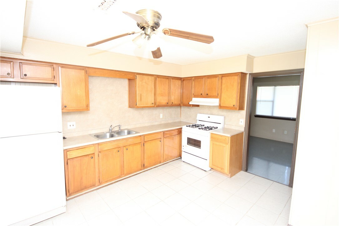 Property Photo: 1404 W Margaret Place AR 72756