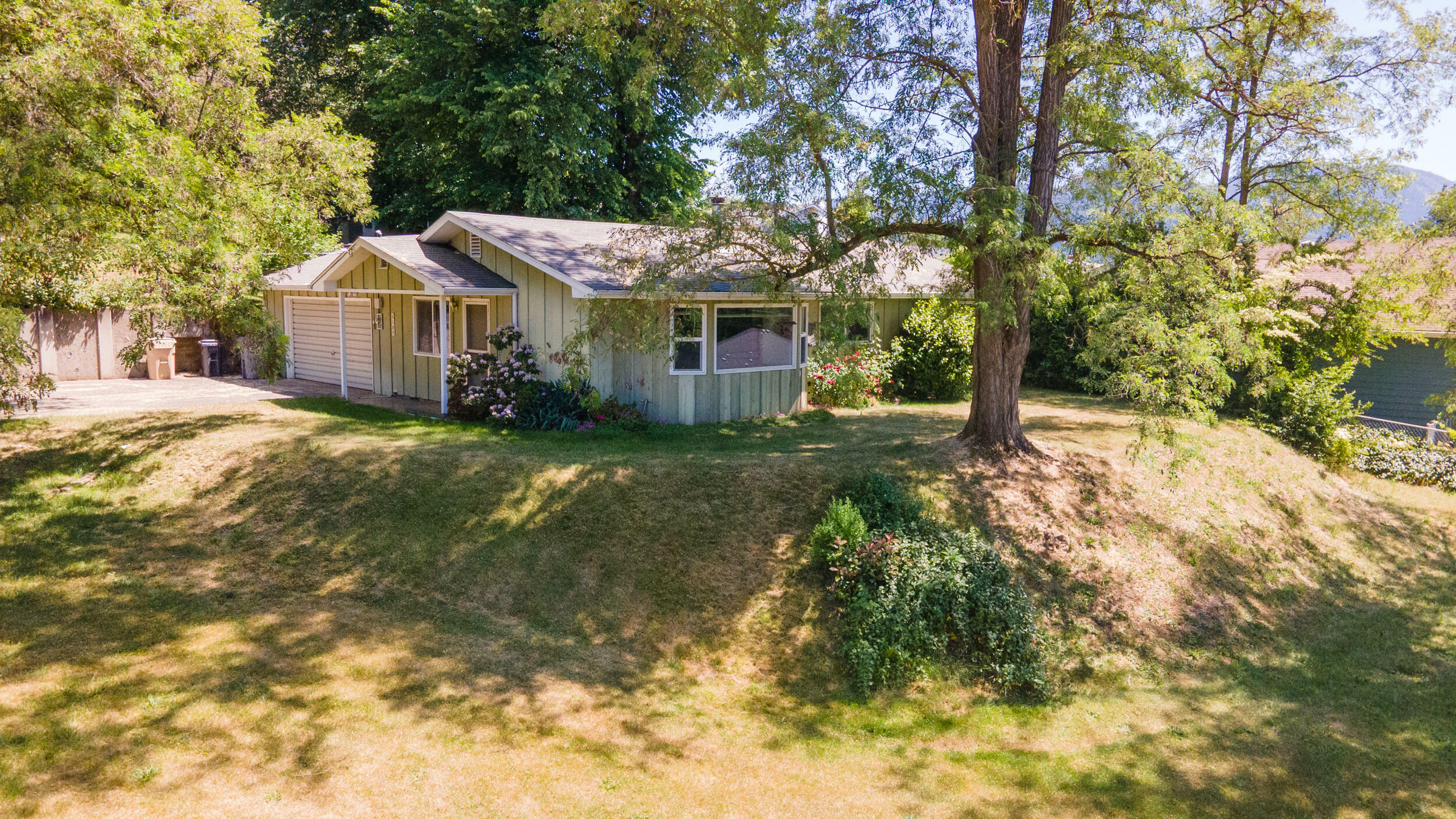 1105 NE Beacon Drive  Grants Pass OR 97526 photo