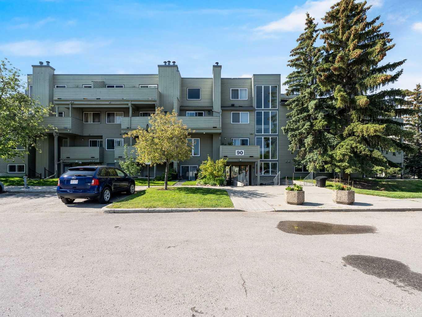 Property Photo: 90 Glamis Drive SW 4282 AB T3E 6T8
