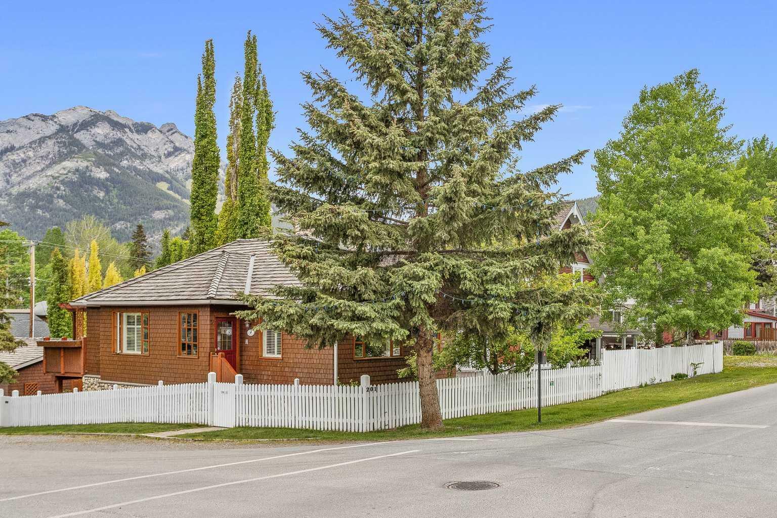 201 Otter Street  Banff AB T1L 1E3 photo