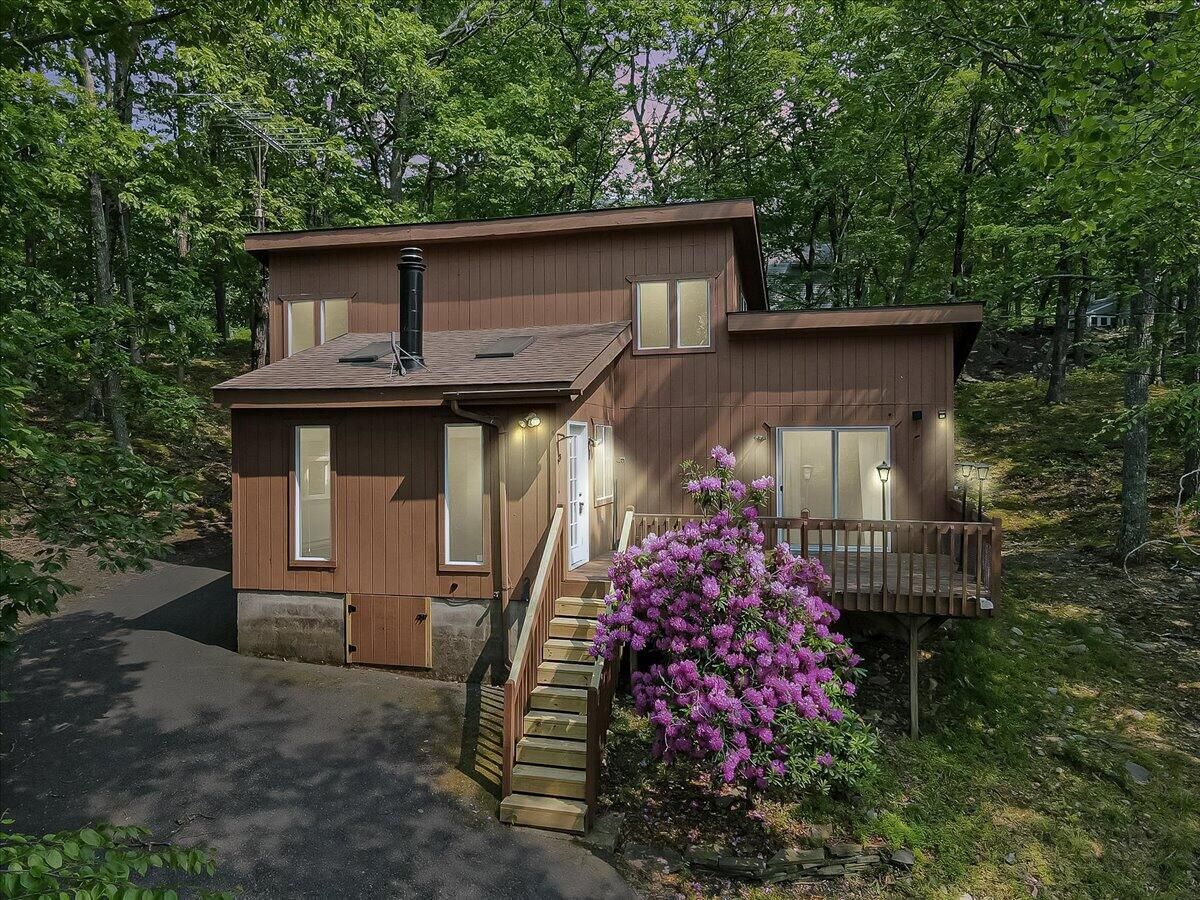 Property Photo:  5015 Woodbridge Drive E  PA 18324 