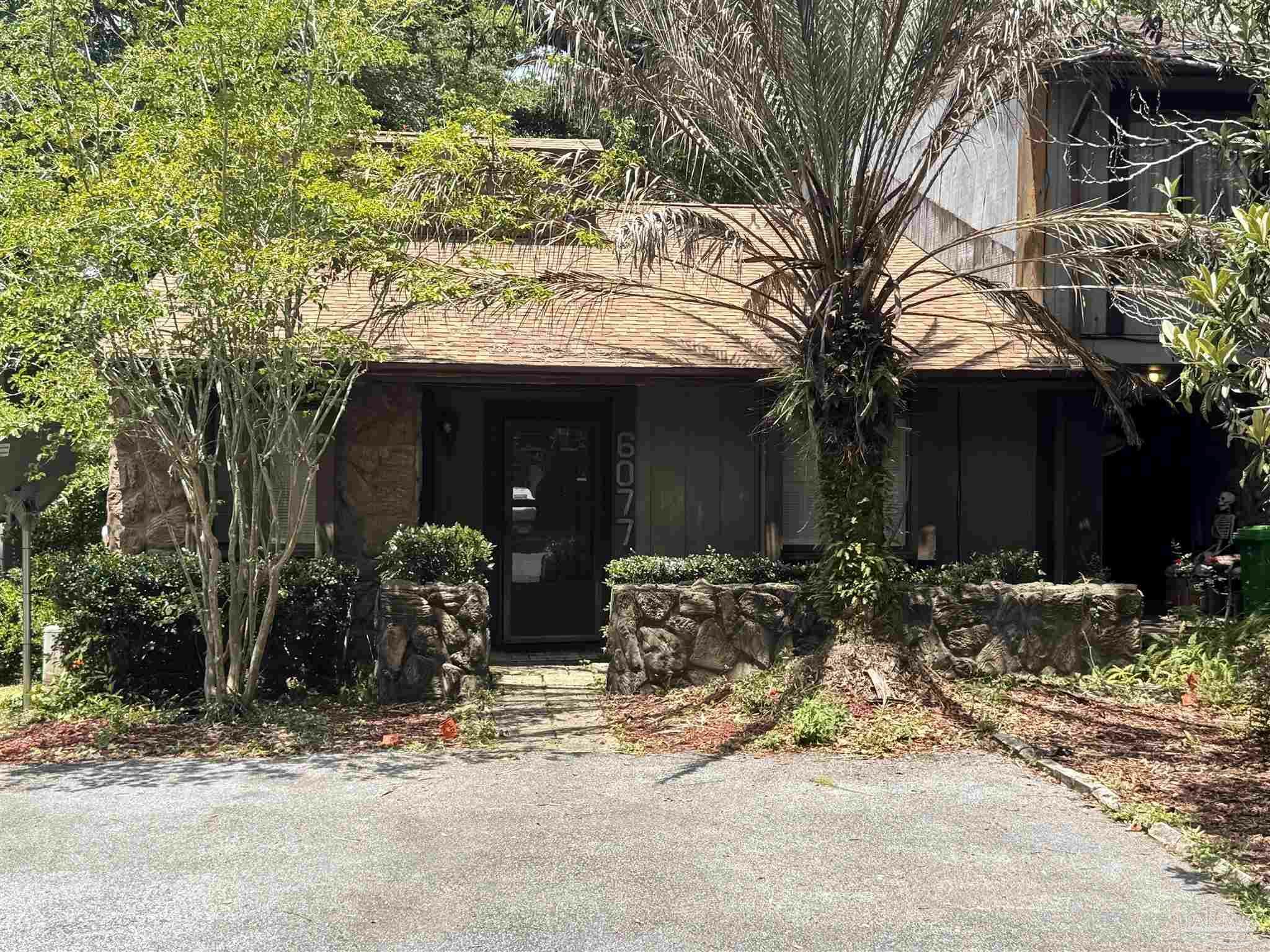 Property Photo: 6077 Hilburn Rd FL 32504