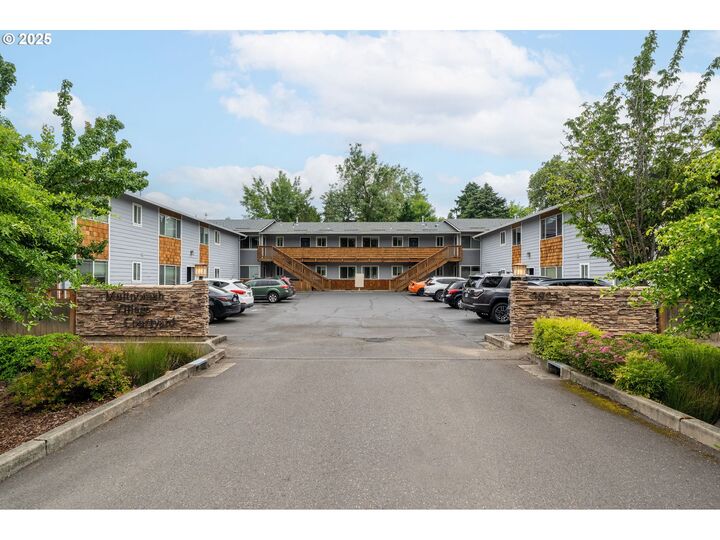 Property Photo:  3925 SW Multnomah Blvd 204  OR 97219 