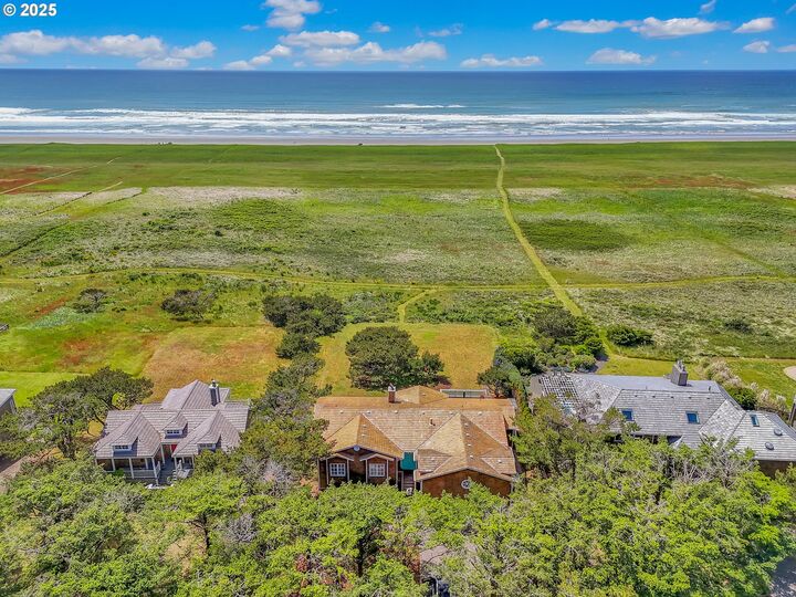 Property Photo: 4580 Fairway Ave OR 97138