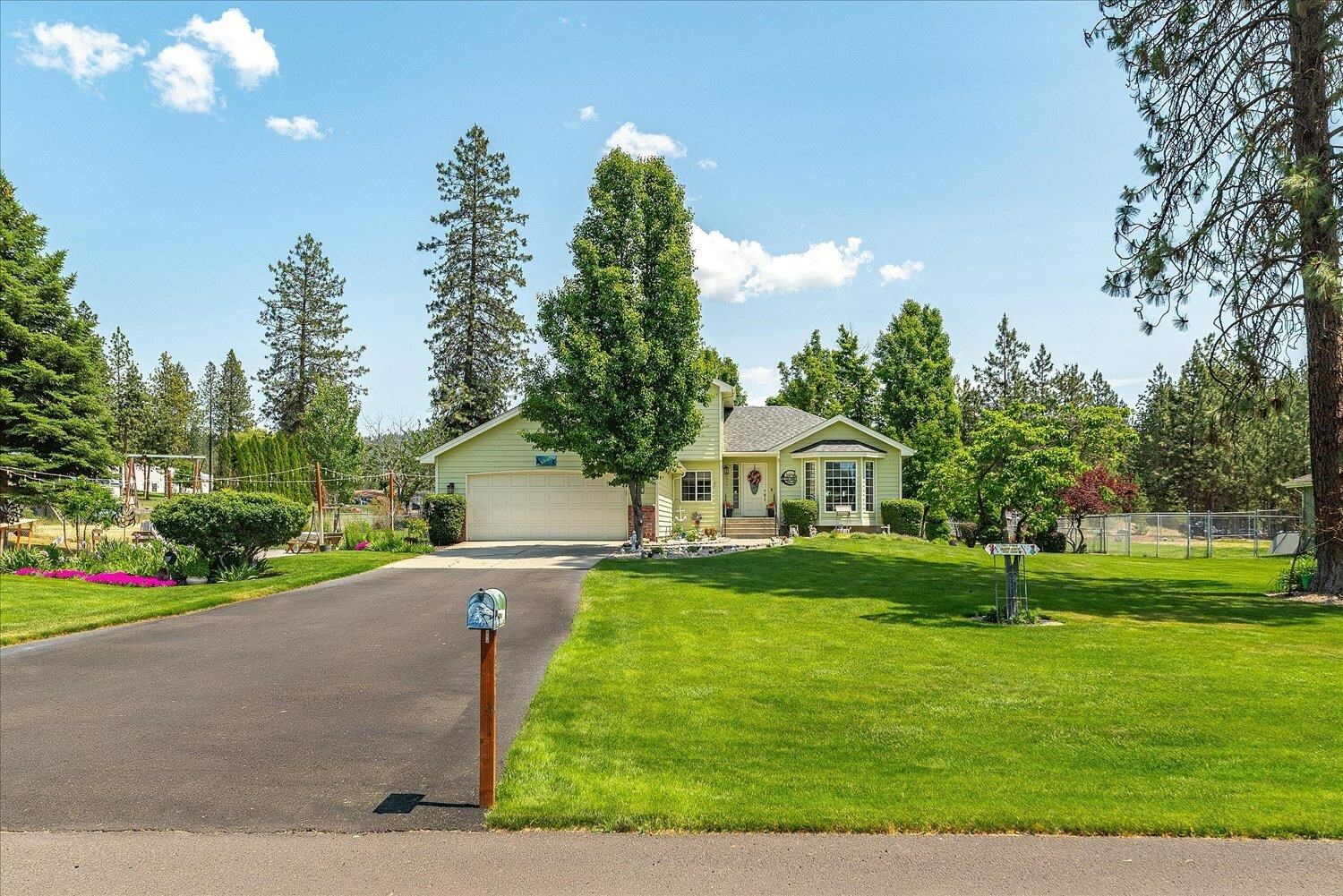 Property Photo: 16324 N Cimmeron Ct WA 99026