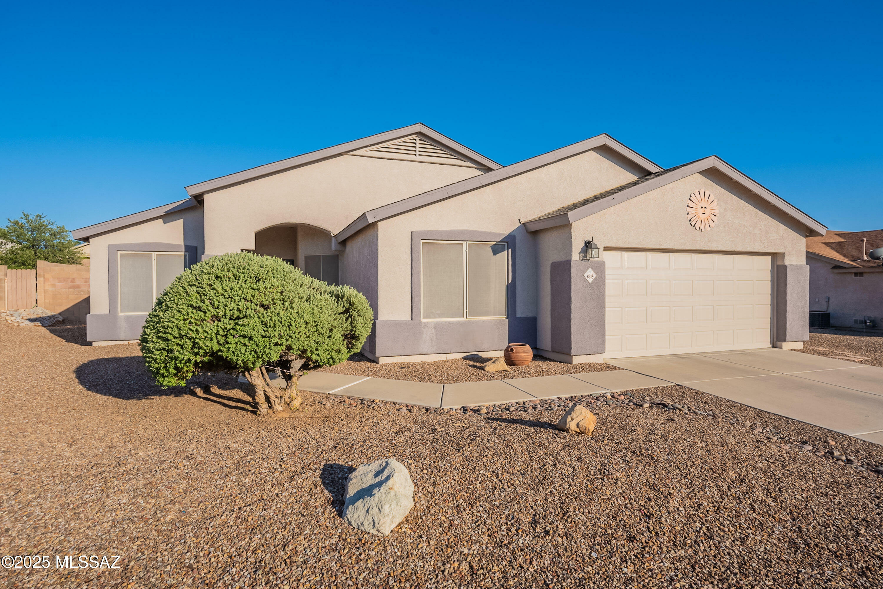 Property Photo: 8316 N Pink Pearl Way AZ 85741