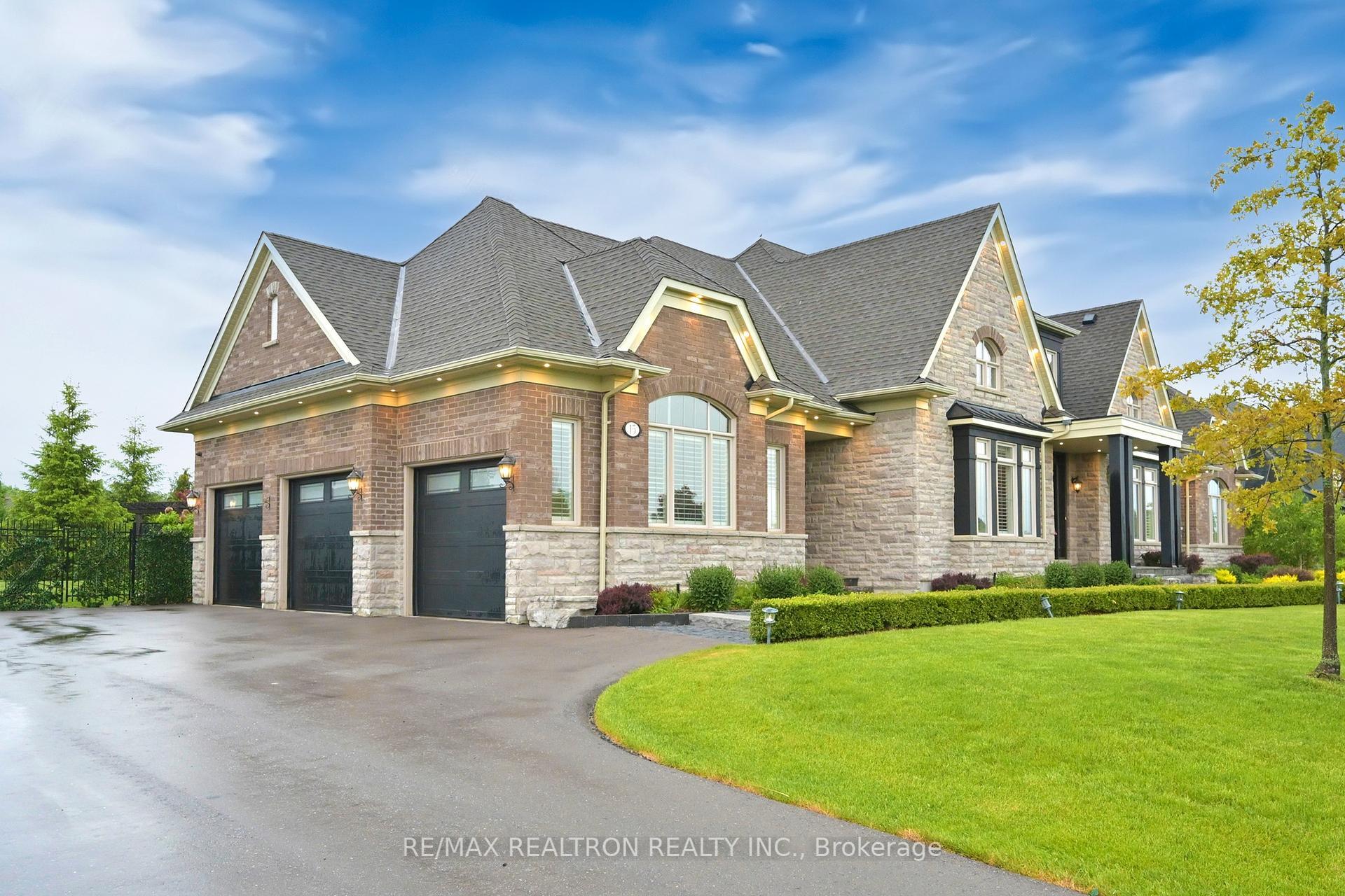 Property Photo: 15 Pine Vista Avenue ON L4A 1R9