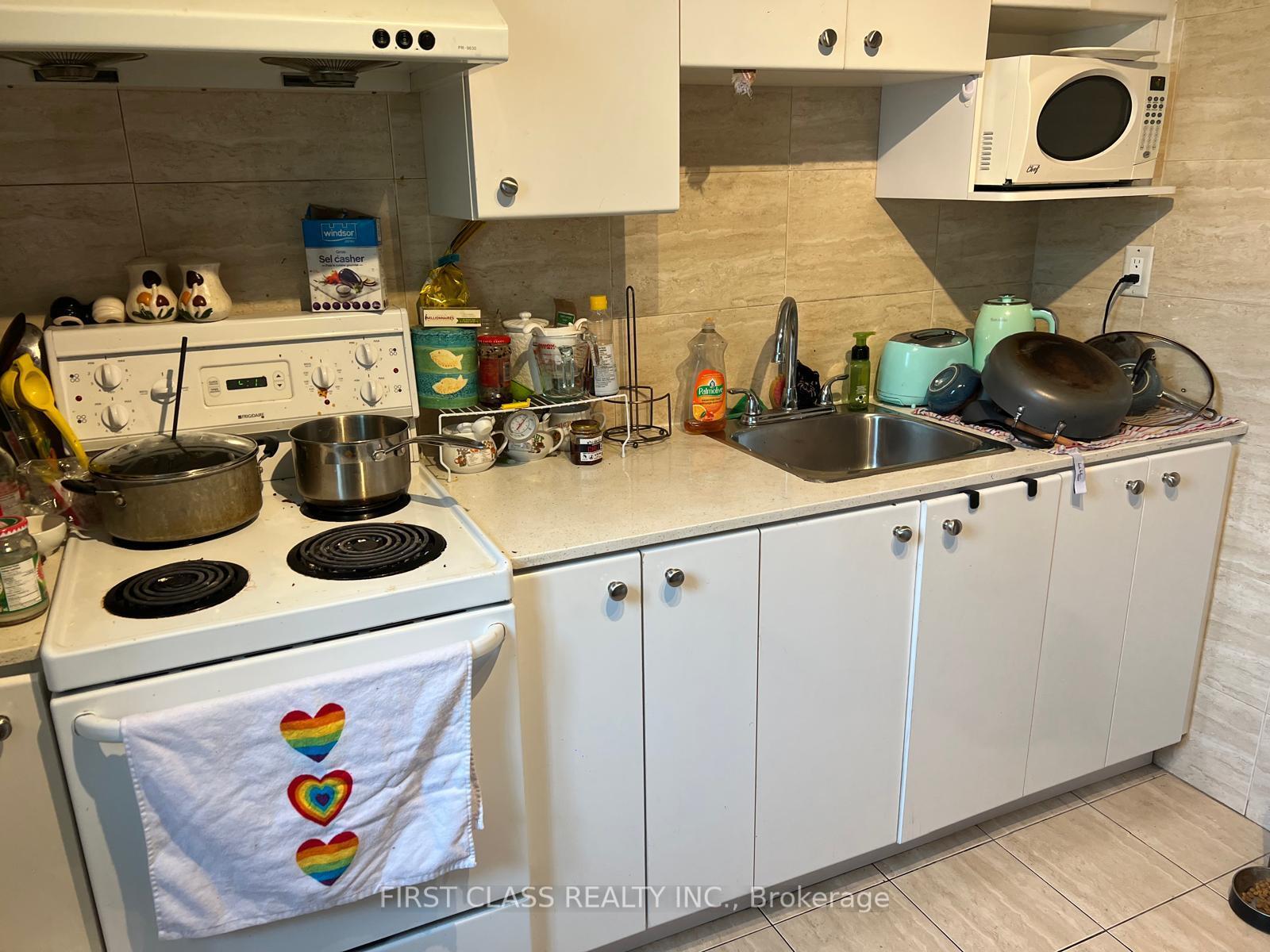 Property Photo:  572 Danforth Ave, Avenue 3rd  ON M4K 1R1 
