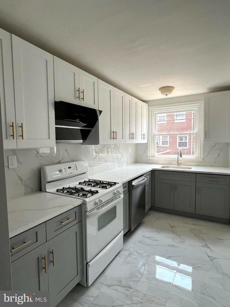 Property Photo: 7233 Lynford Street PA 19149