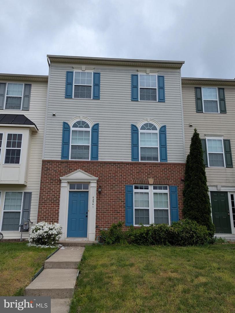 Property Photo: 42941 Edgewater Street VA 20152