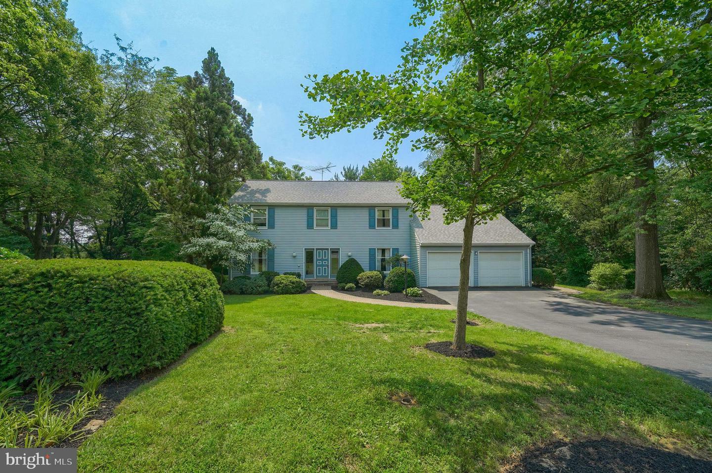 Property Photo: 2640 Breezewood Drive PA 17601