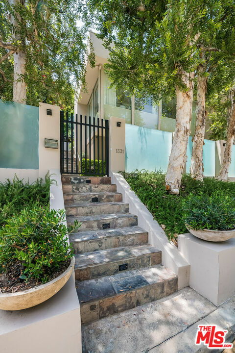 Property Photo: 1331 Cordell Pl CA 90069