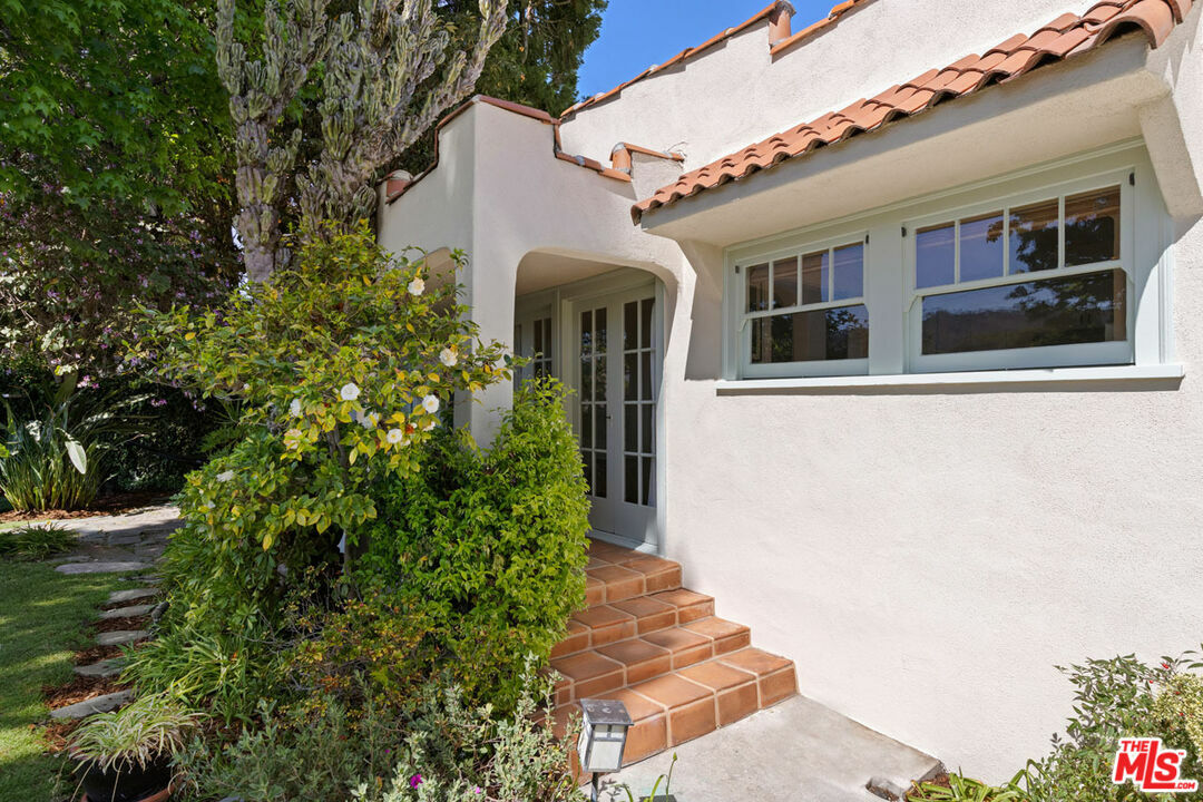 Property Photo: 3835 Valleybrink Rd CA 90039