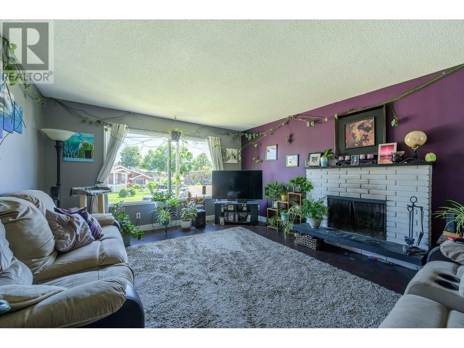 Property Photo: 531 Baywood Crescent BC V2B 6B2