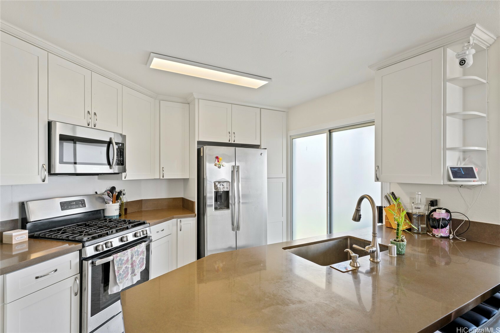 Property Photo: 98-1941 Kaahumanu Street J HI 96701