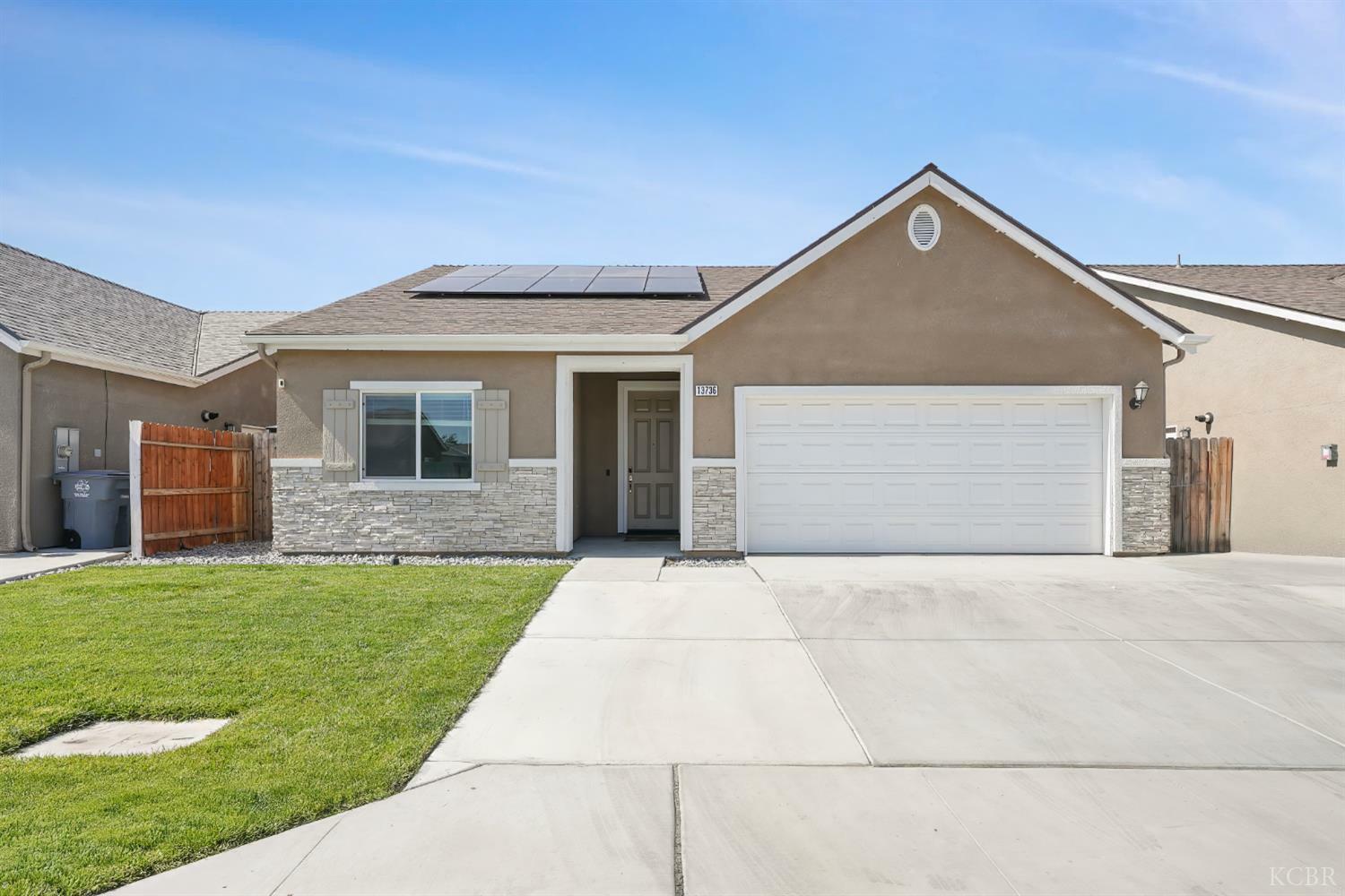 Property Photo: 13736 Alyssum Way CA 93202
