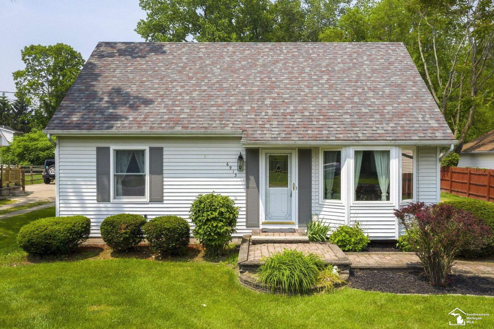 Property Photo: 6913 Maplewood Drive MI 48182