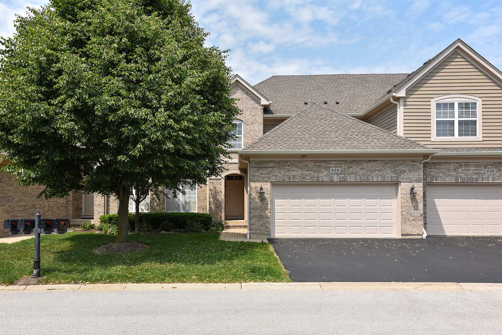 Property Photo: 824 Stone Canyon Circle 824 IL 60010