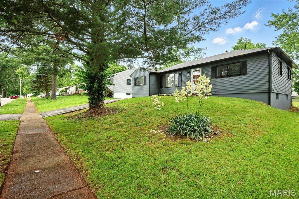 Property Photo: 1005 Edgehill Drive MO 63135