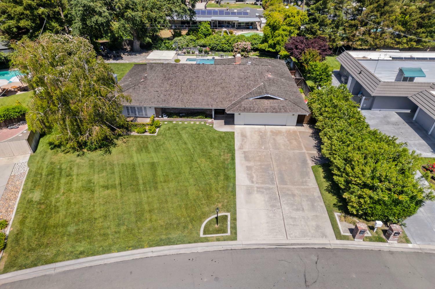 Property Photo: 2433 Broadridge Way CA 95209