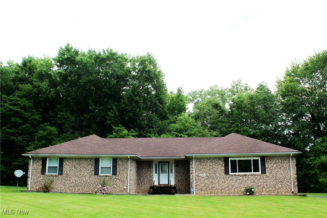Property Photo: 3845 Hightree Avenue SE OH 44484