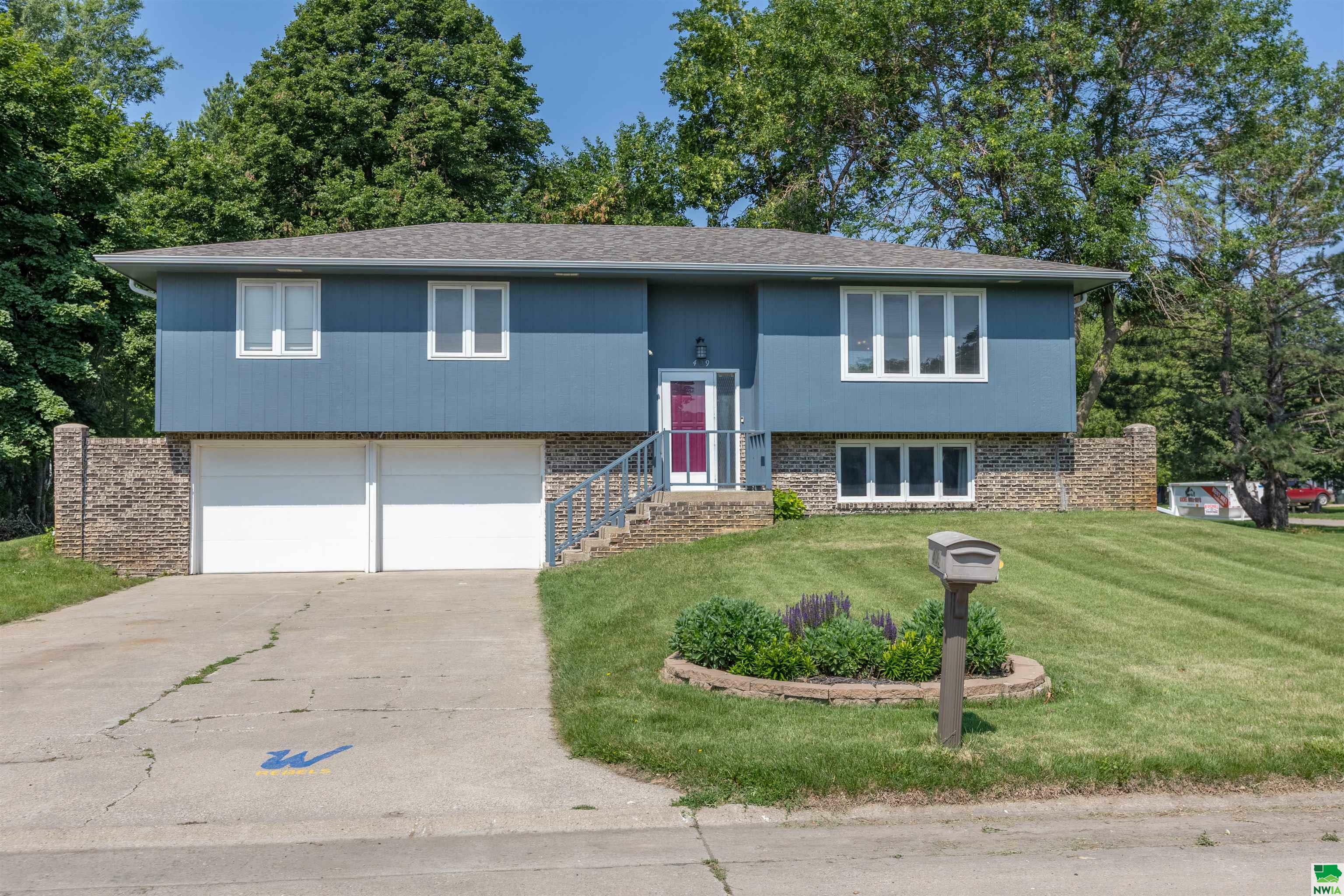 Property Photo: 409 Eastview Dr IA 51055