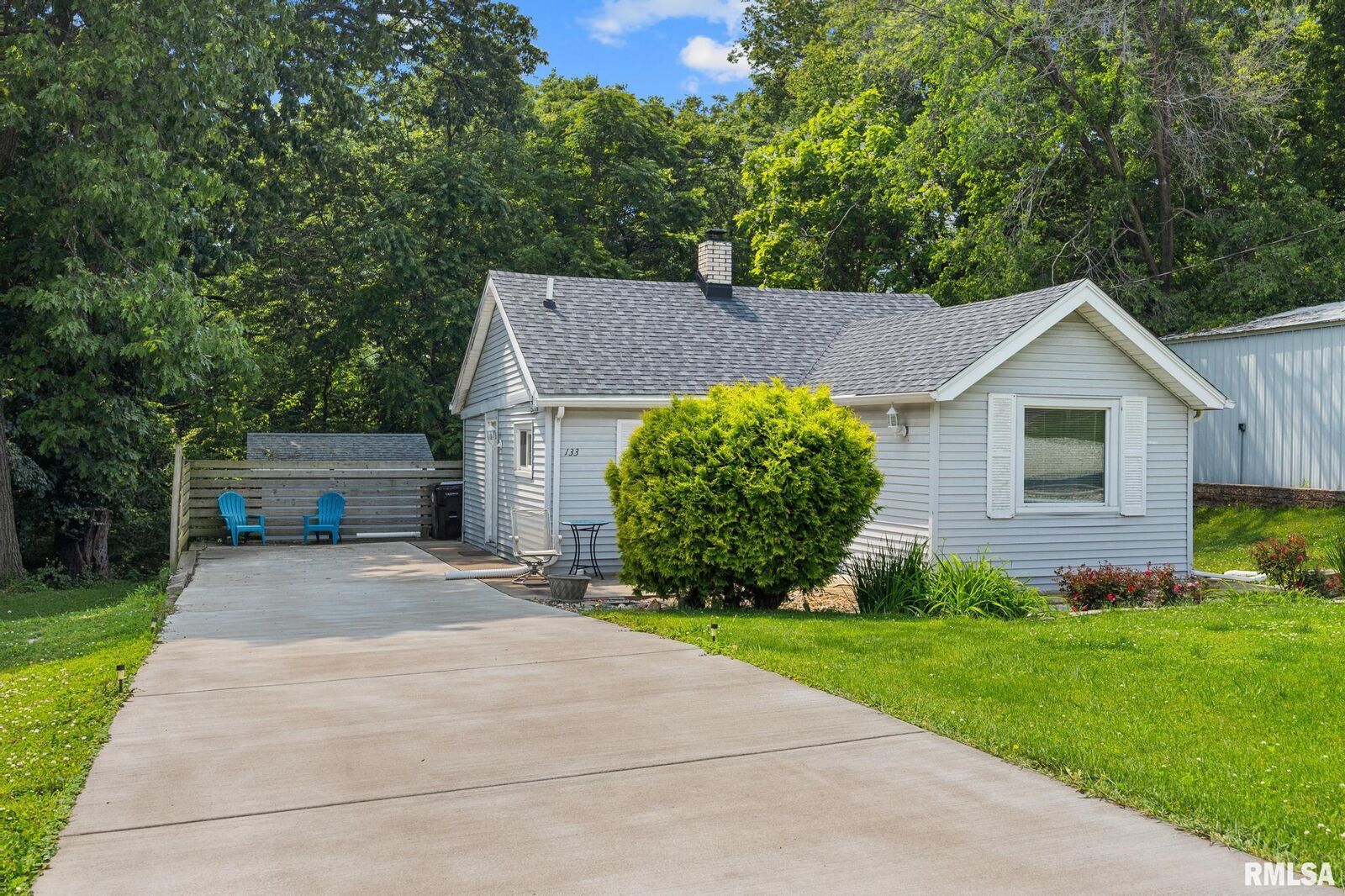 Property Photo: 133 Hollywood Circle IL 61610