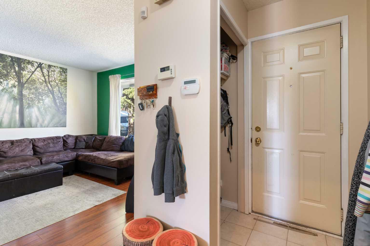 Property Photo: 79 Beaconsfield Close NW AB T3K 1X5