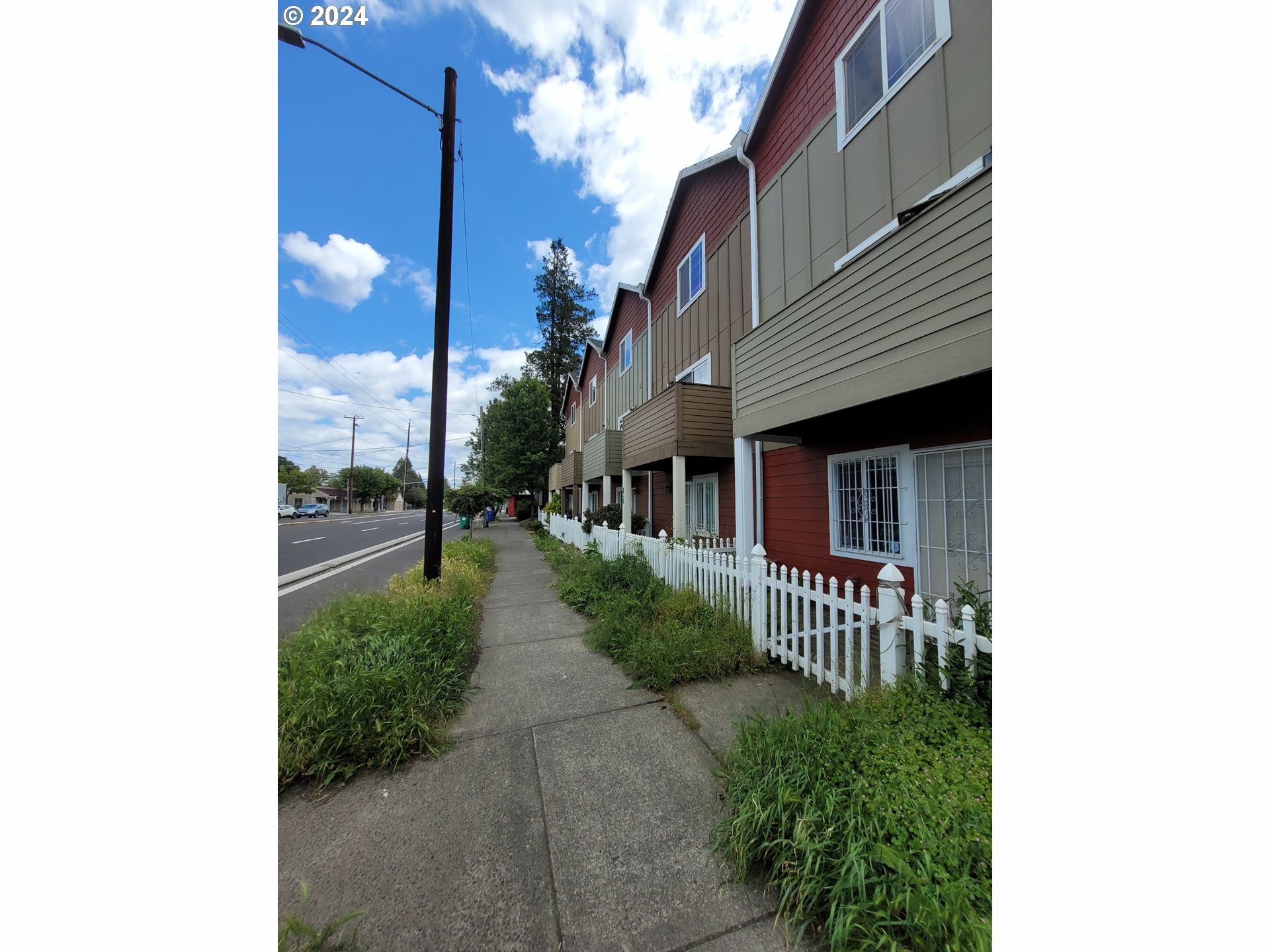 Property Photo: 8746 SE Division St OR 97266